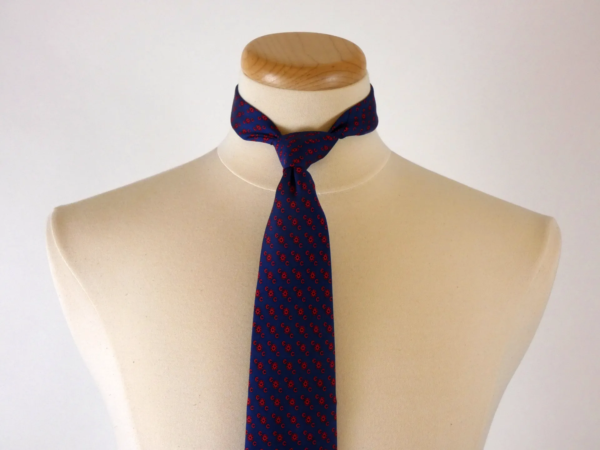 Vineyard Vines Emblem Tie in Navy